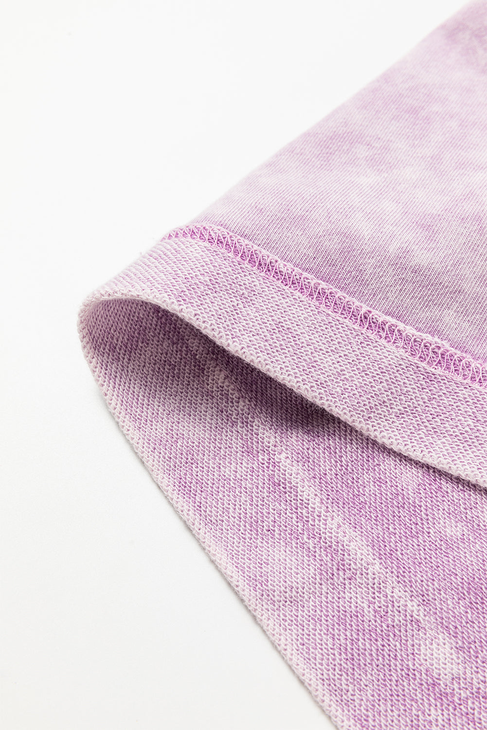 تي شيرت كبير الحجم بكتف منسدل وخياطة مكشوفة من بتلات الأوركيد المعدنية