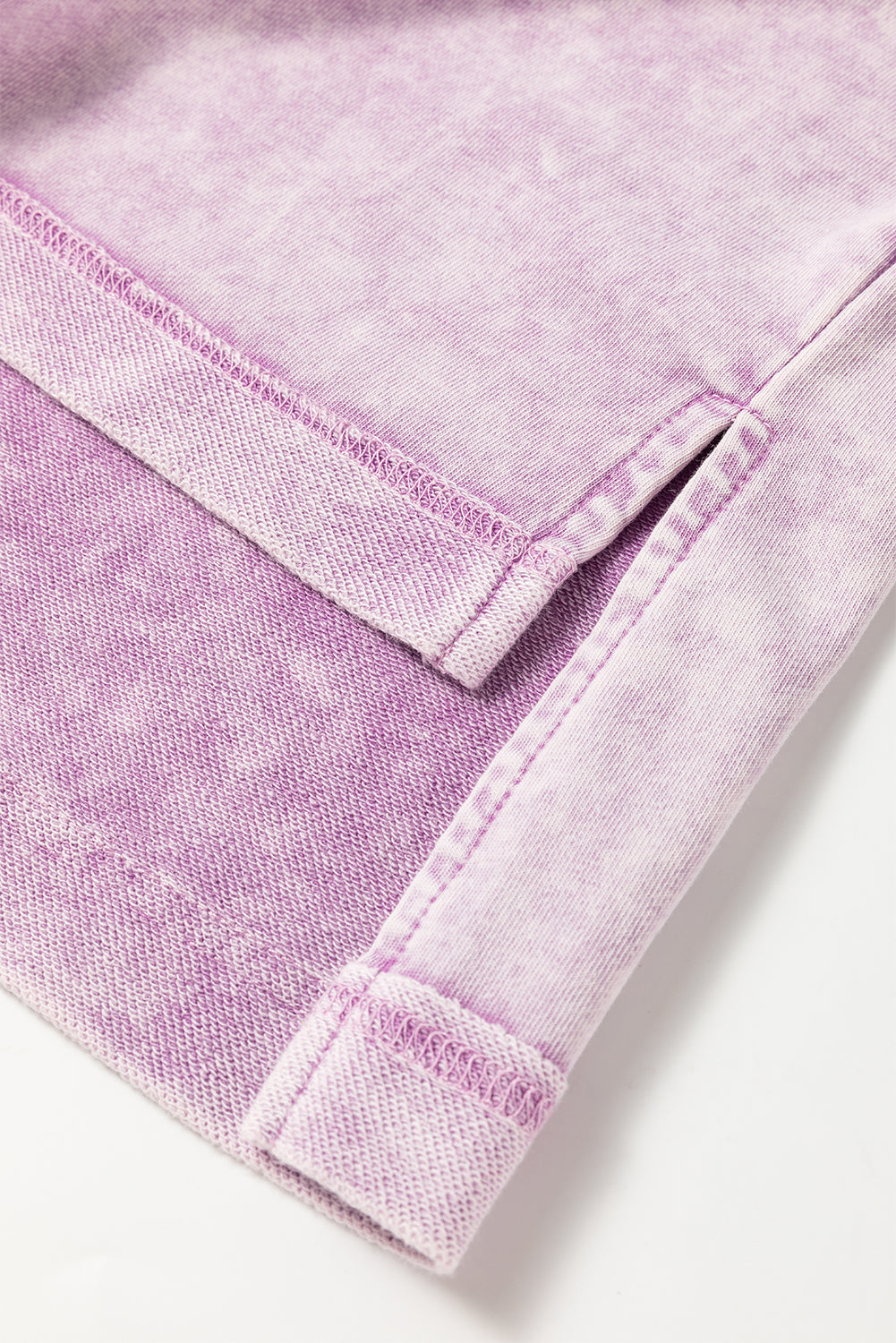 تي شيرت كبير الحجم بكتف منسدل وخياطة مكشوفة من بتلات الأوركيد المعدنية