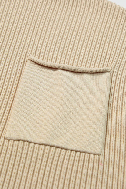 سترة قصيرة الأكمام محبوكة ومضلعة بجيوب من دقيق الشوفان