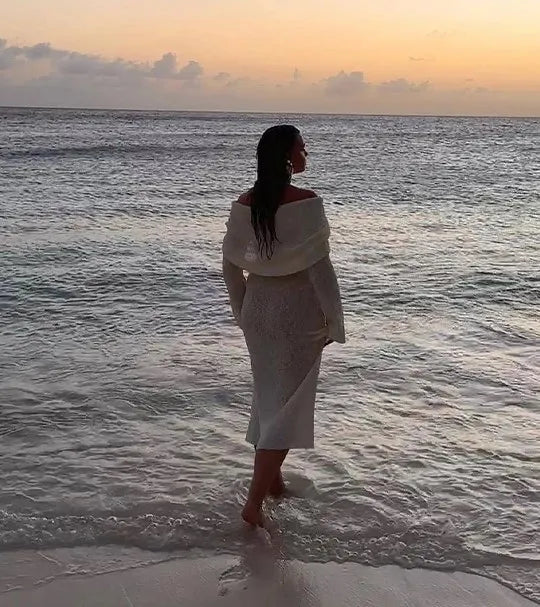 أناقة الصيف: فستان ماكسي شفاف محبوك بأكمام طويلة للنساء