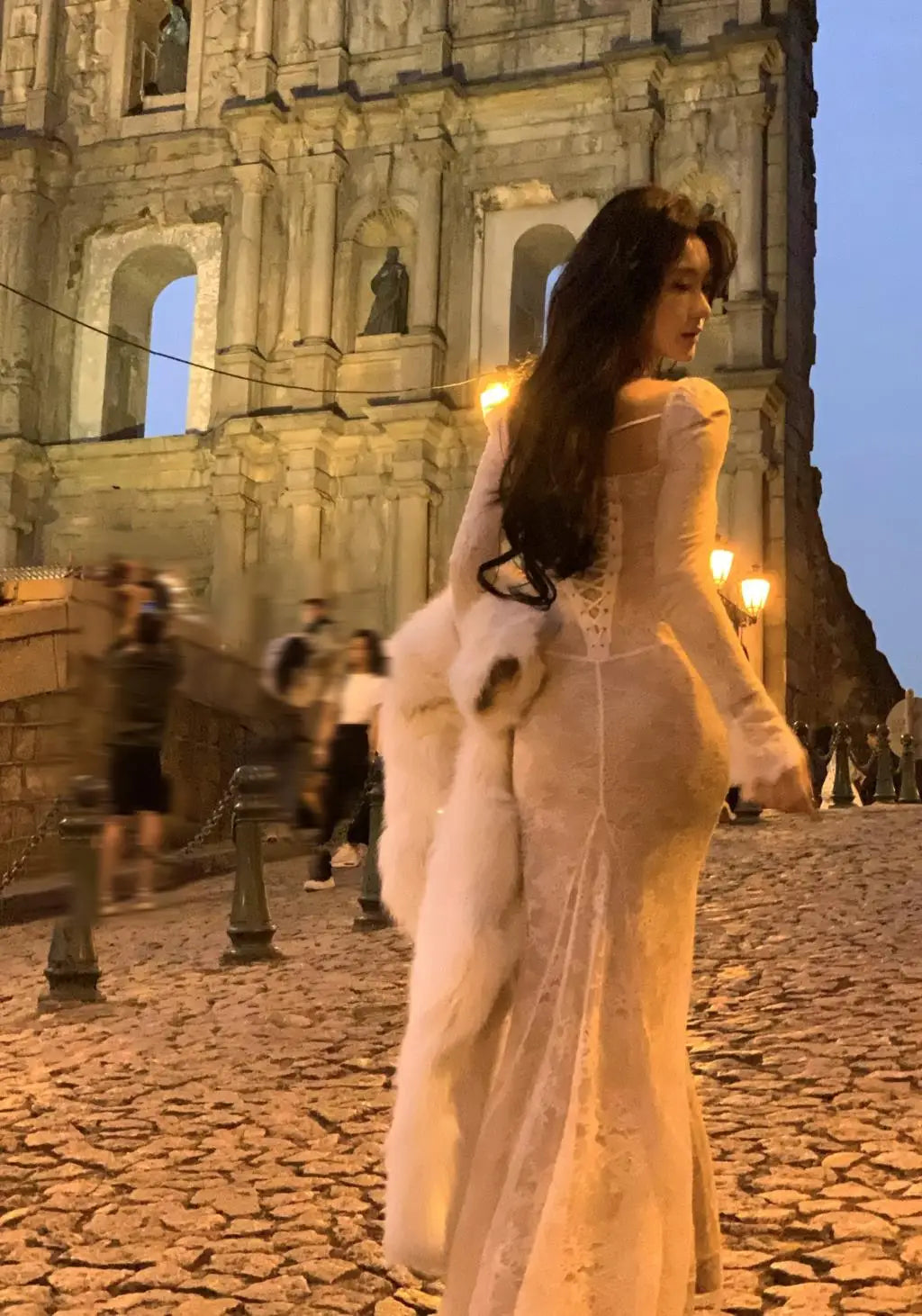 فستان ماكسي أنيق عتيق من الدانتيل بأكمام طويلة