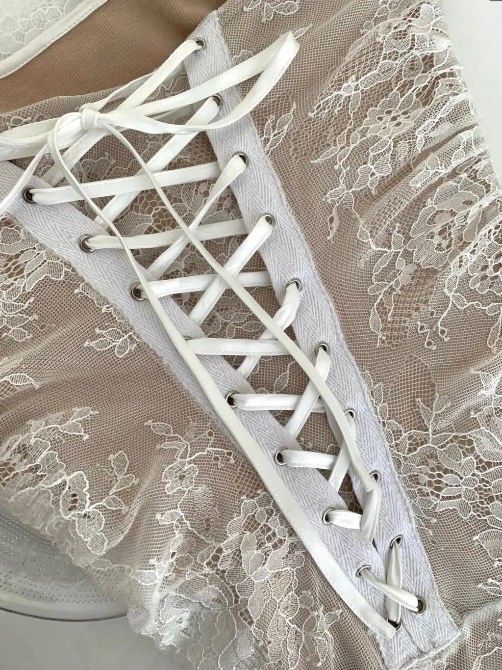 فستان ماكسي أنيق عتيق من الدانتيل بأكمام طويلة