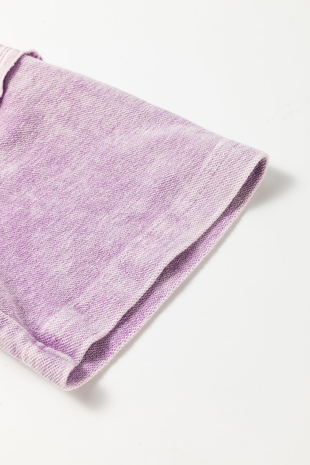 تي شيرت كبير الحجم بكتف منسدل وخياطة مكشوفة من بتلات الأوركيد المعدنية